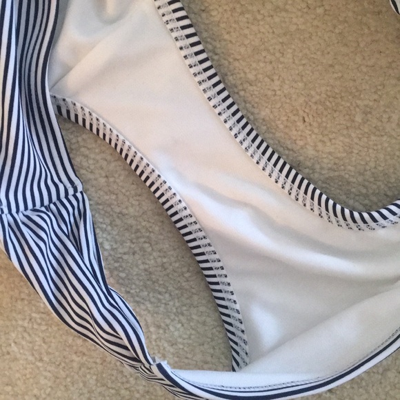 Bikini - Picture 4 of 7